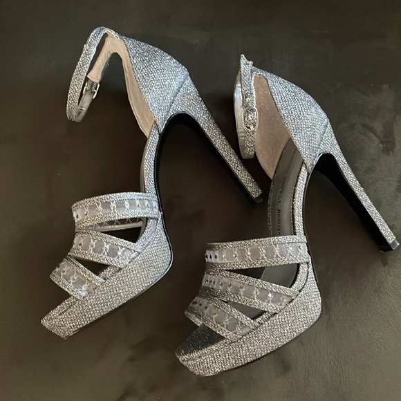 Elegant and festive heel/platform/open toe dress shoes. Worn once, comfortable. - Picture 4 of 7